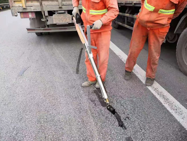 道路灌缝胶使用中应注意的事项